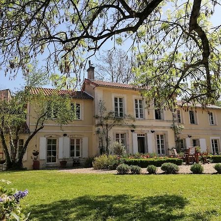 לינה וארוחת בוקר Bourg-Charente Le Domaine Des Platanes מראה חיצוני תמונה