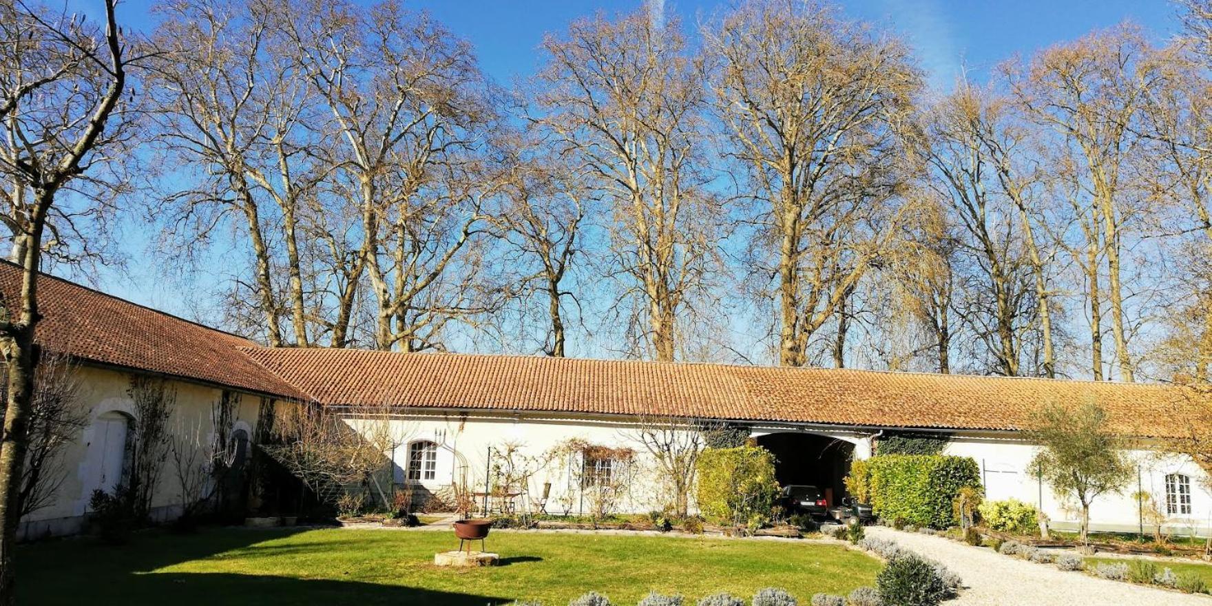 לינה וארוחת בוקר Bourg-Charente Le Domaine Des Platanes מראה חיצוני תמונה