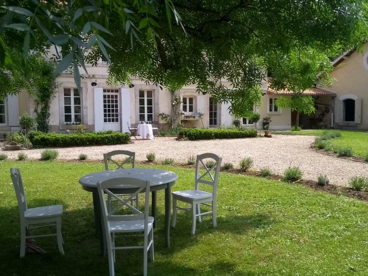 לינה וארוחת בוקר Bourg-Charente Le Domaine Des Platanes מראה חיצוני תמונה